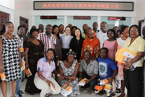Ambassador Sun in a group photo with visa applicants.