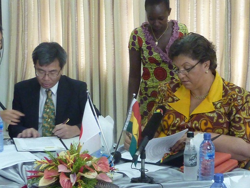 Japanese Ambassador Naoto Nikai and Minister of Foreign Affairs, Ms. Hannah Tetteh signing the grant agreement.