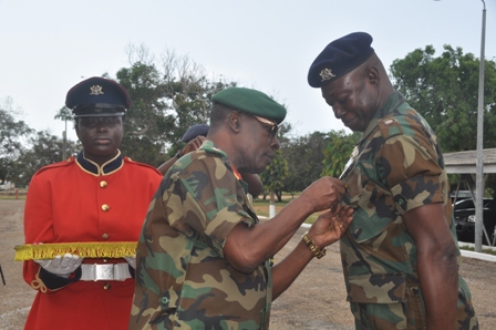COAS presenting a medal to Maj Nyuur