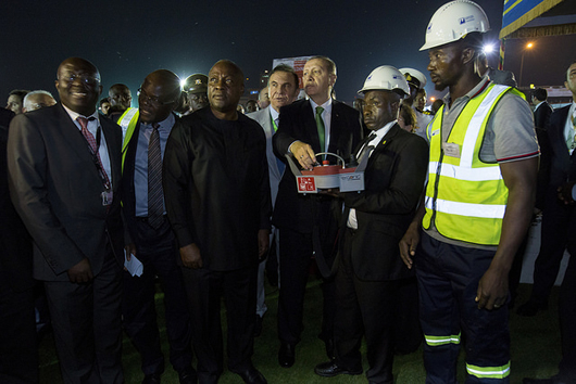  President Erdoğan symbolically pressing a button to pour the first concrete for the start of work on the Terminal 3 project. With him is President Mahama